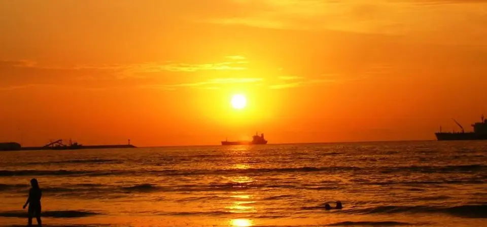 Atardecer en Playa Chinchorro, una de las playas de Arica ideales para recargarte de energías y disfrutar del paisaje.
