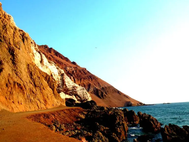 Vista de Playa Corazones, una de las playas de Arica con impresionantes formaciones rocosas y paisajes únicos.