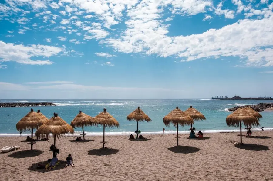 Playa El Laucho, una de las mejores playas de Arica con aguas tranquilas y ambiente relajado.