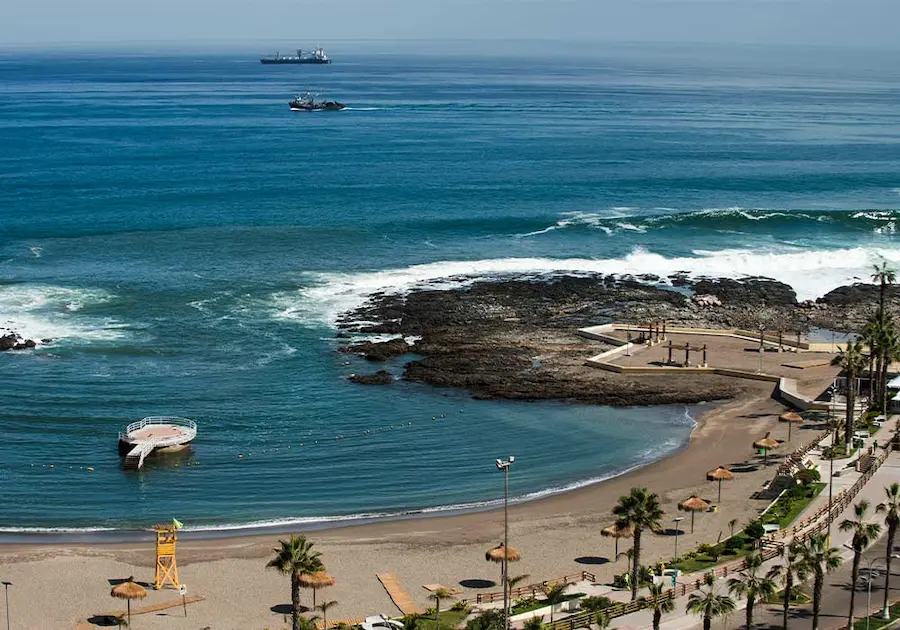 Playa La Lisera, una de las playas de Arica con aguas calmadas y ambiente perfecto para relajarse.