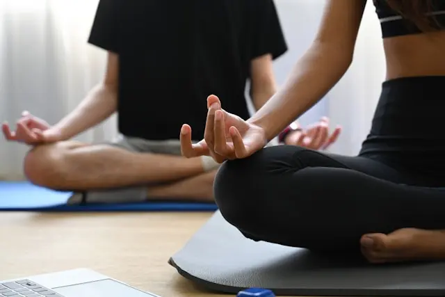 dos personas practicando yoga