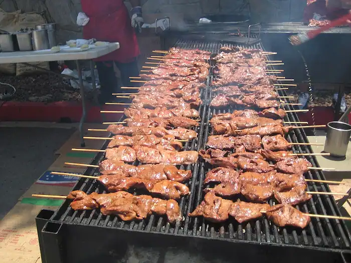 anticuchos, una deliciosa comida callejera