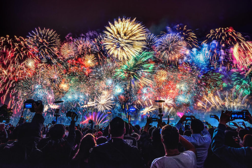 personas celebrando, fuegos artificiales