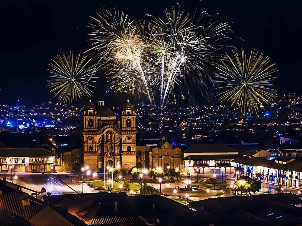 año nuevo en cuzco, fuegos artificiales, luces