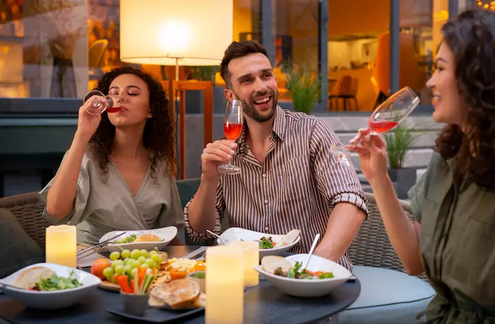 dos chicas y un chico comiendo en un local de comida