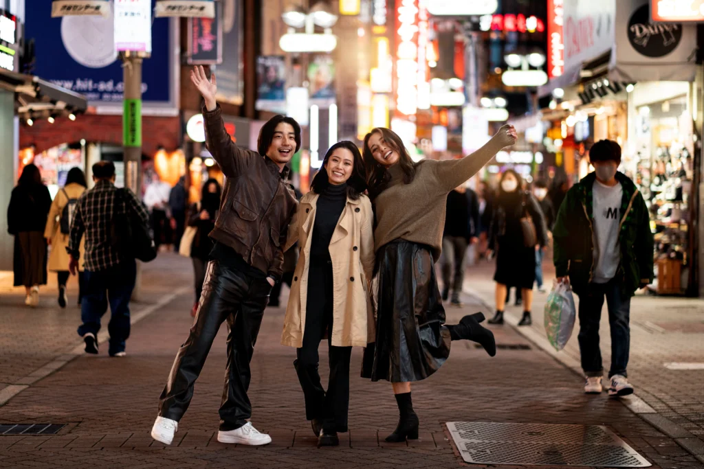Personas caminando en calle de Japón disfrutando experiencia de viaje