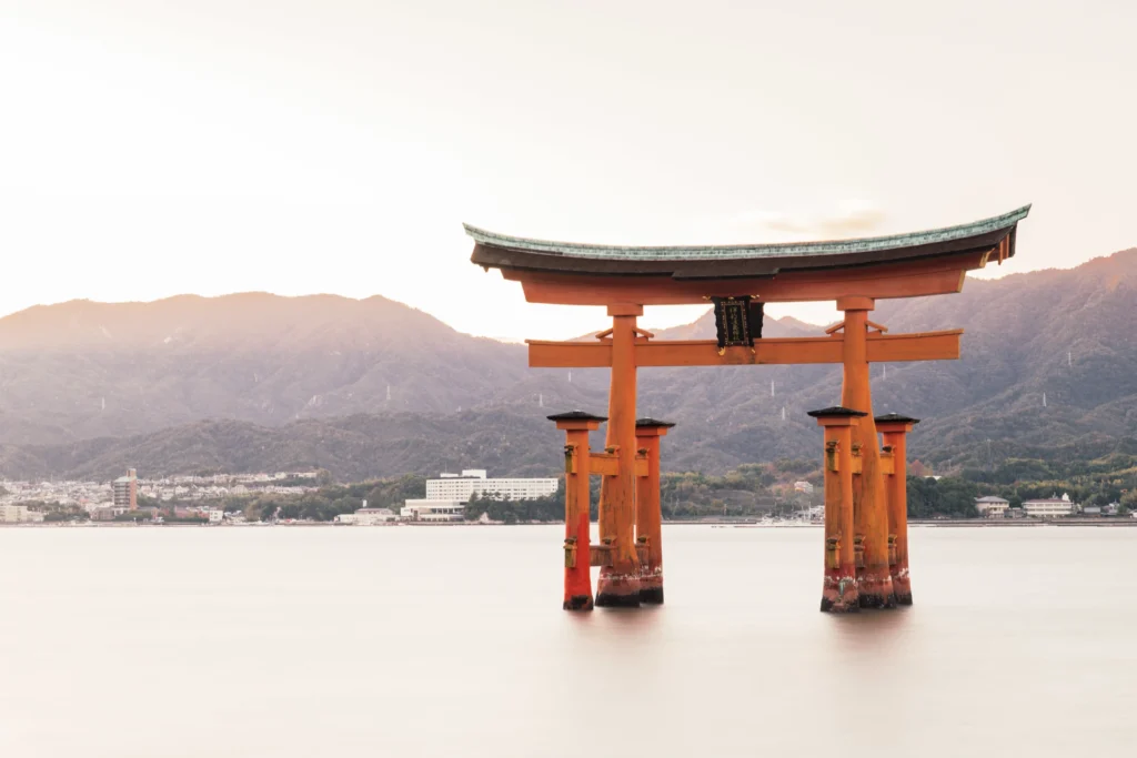 Torii flotante en Miyajima cerca de Hiroshima al atardecer