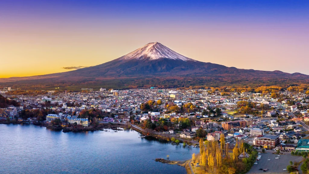 Lugares para visitar en Japón vista Monte Fuji y ciudad al atardecer