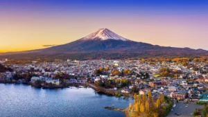 Lugares para visitar en Japón vista Monte Fuji y ciudad al atardecer