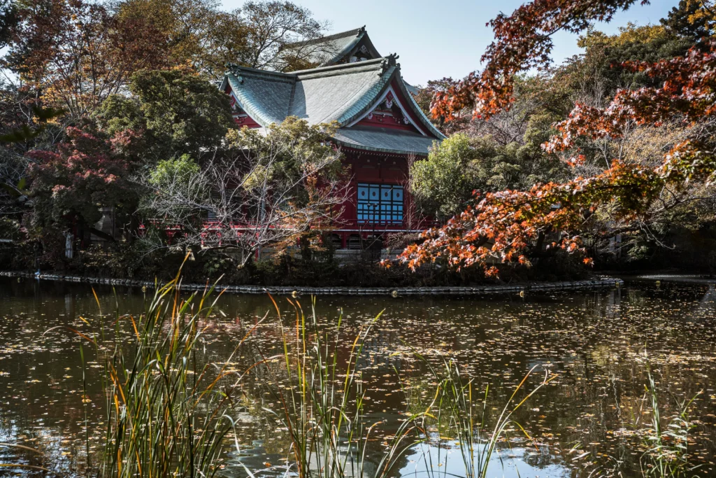 Templo tradicional en Nara rodeado de naturaleza y lago