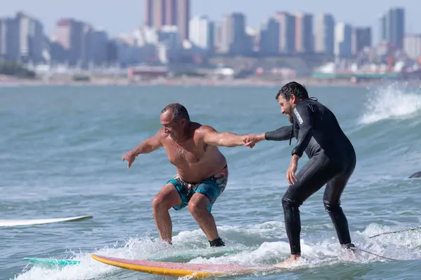 clases de surfing. Persona mayor aprendiendo