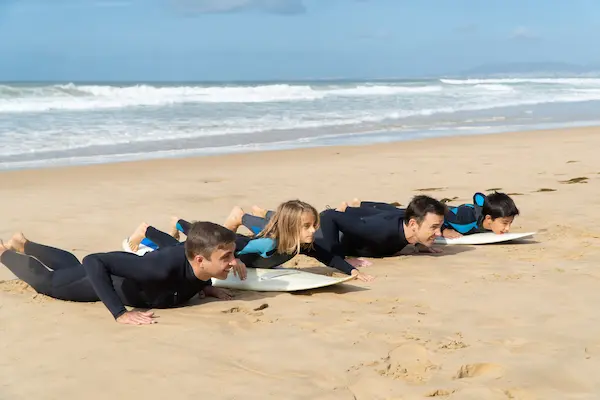 clase inicial de surfing para niños